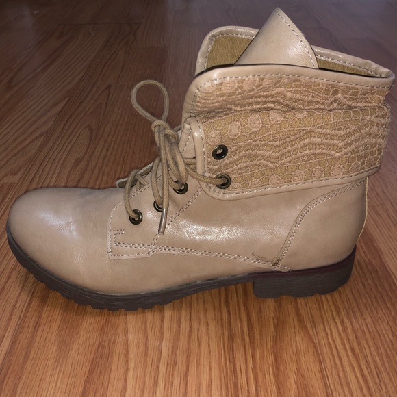 NWOT - Women’s Size 8 Beige Lace Ankle Boot - Picture 3 of 5